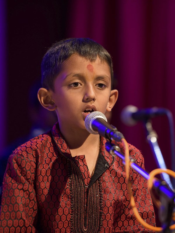 A child sings a kirtan in the evening Bal Din assembly, 20 Mar 2017