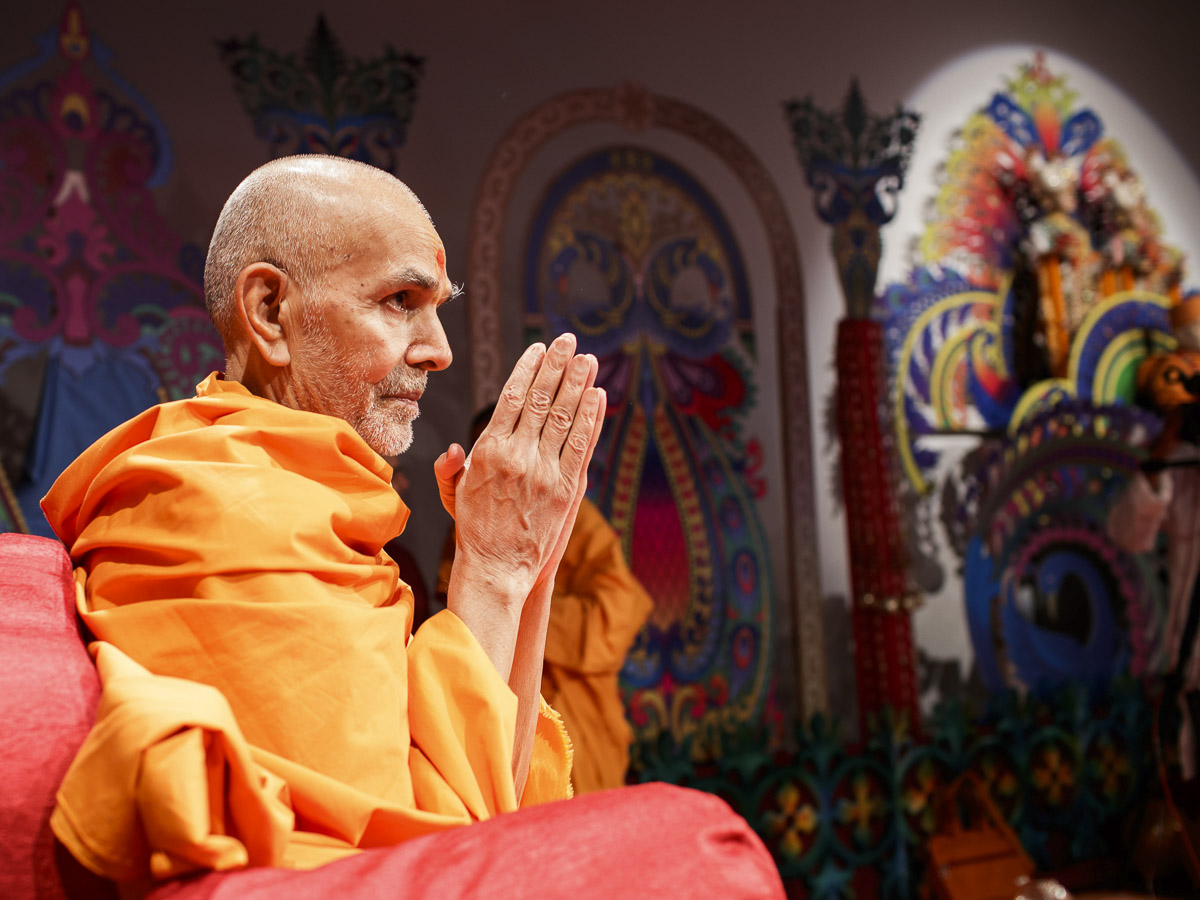 Param Pujya Mahant Swami Maharaj greets all with 'Jai Swaminarayan', 20 Mar 2017