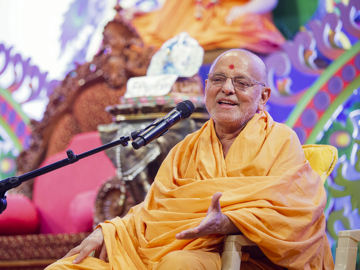 Pujya Ishwarcharan Swami addresses the evening Bal Din assembly, 20 Mar 2017