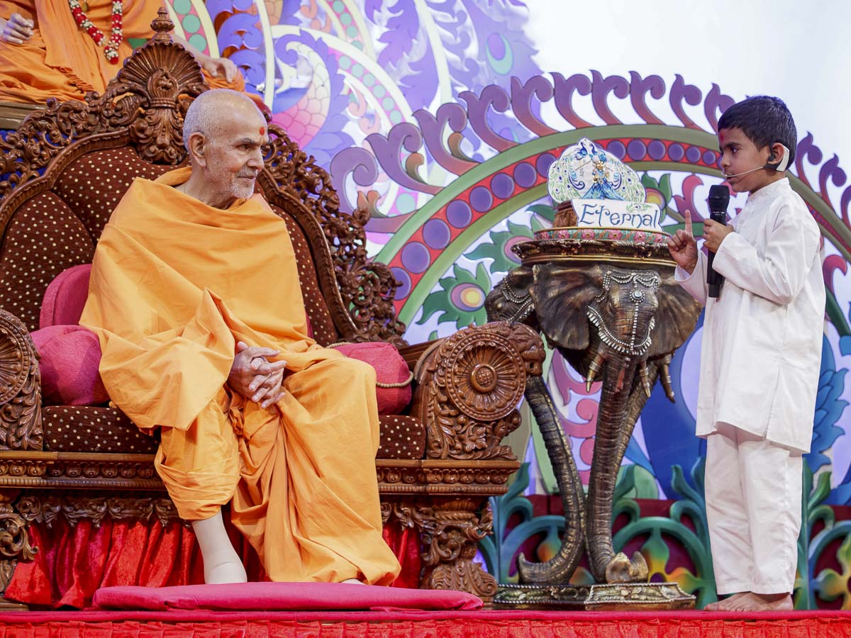 Param Pujya Mahant Swami Maharaj interacts with a child, 20 Mar 2017
