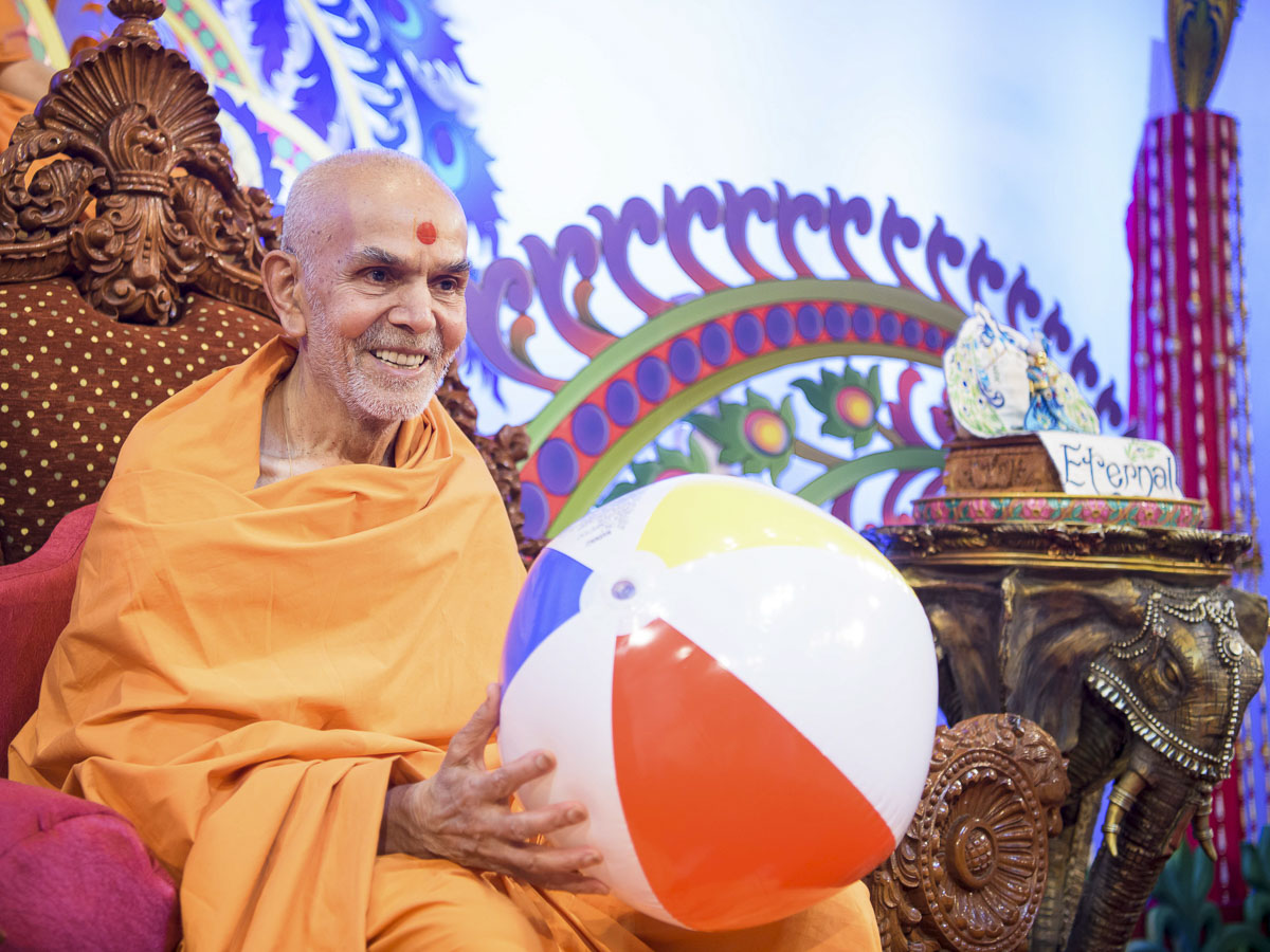 Param Pujya Mahant Swami Maharaj participates in a game with children, 20 Mar 2017