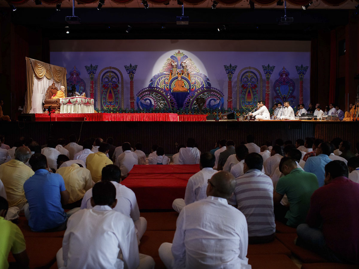 Param Pujya Mahant Swami Maharaj performs his morning puja, 21 Mar 2017