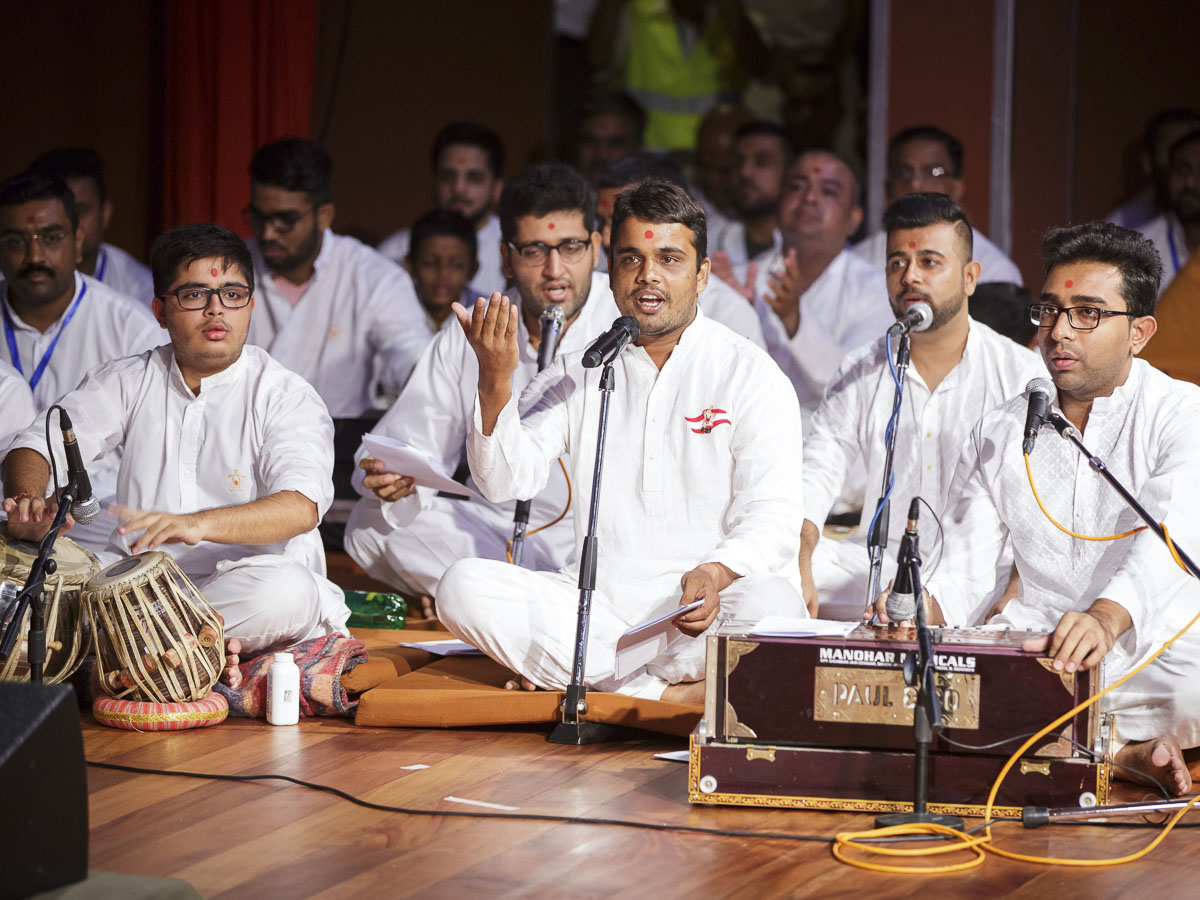 Youths sing kirtans in Param Pujya Mahant Swami Maharaj's puja, 21 Mar 2017