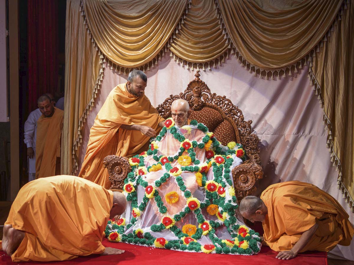 Sadhus honor Param Pujya Mahant Swami Maharaj with a shawl, 21 Mar 2017