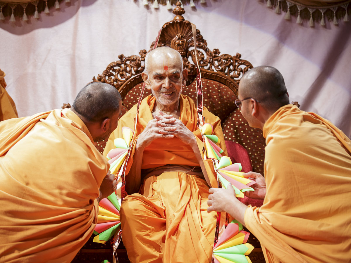 Sadhus honor Param Pujya Mahant Swami Maharaj with a garland, 21 Mar 2017