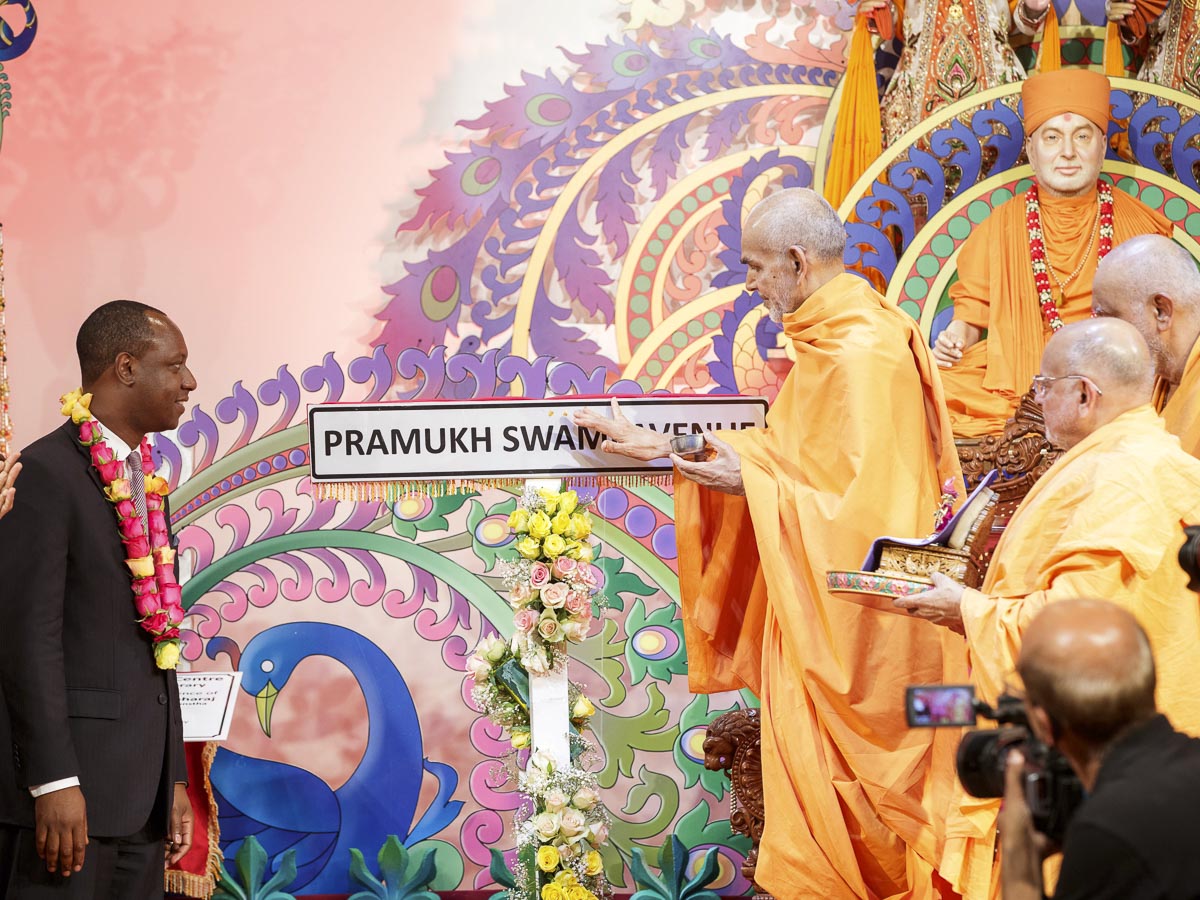 Param Pujya Mahant Swami performs pujan of the signboard for 'Pramukh Swami Avenue', 21 Mar 2017