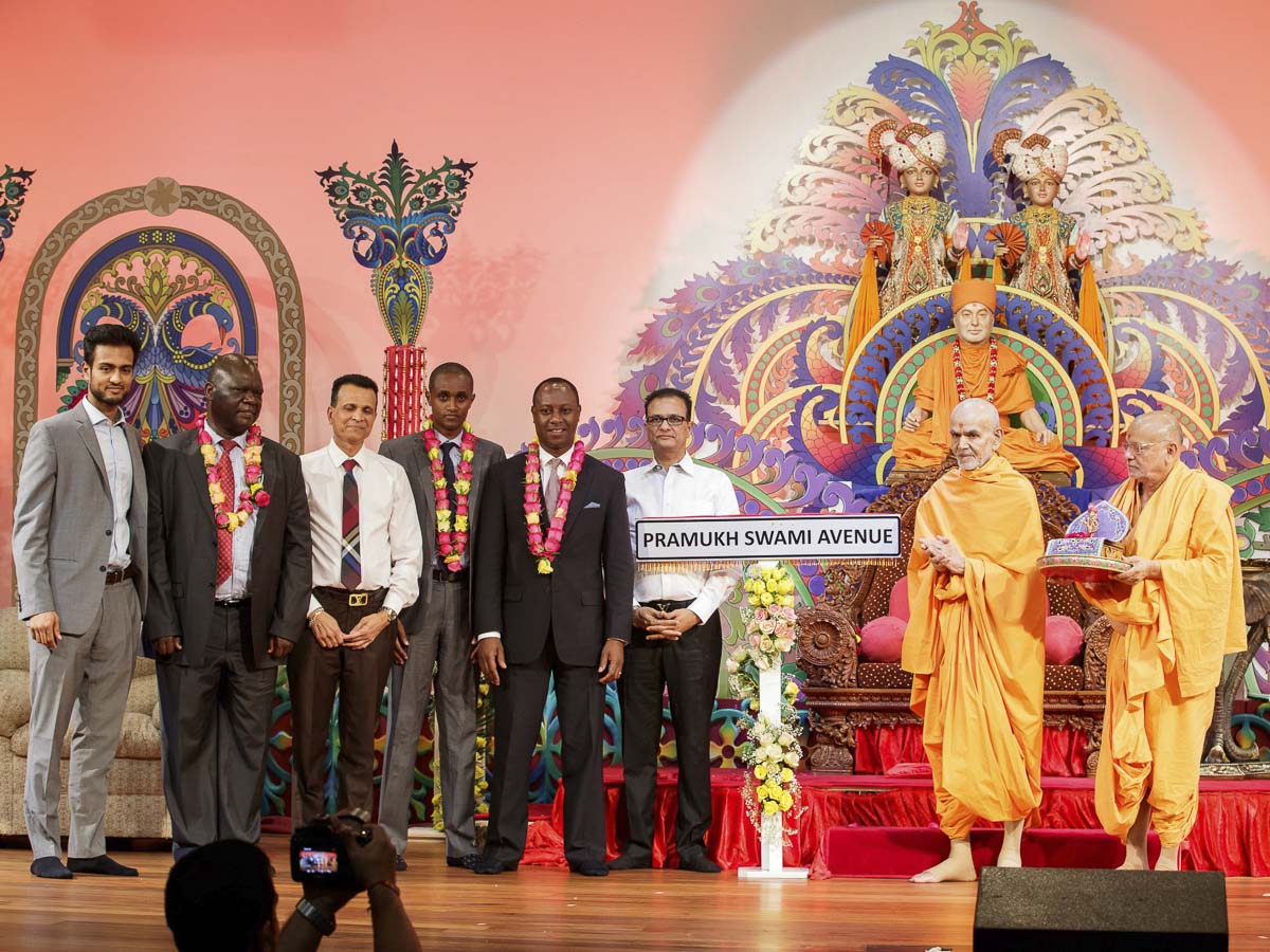 Dignitaries with Param Pujya Mahant Swami Maharaj, 21 Mar 2017