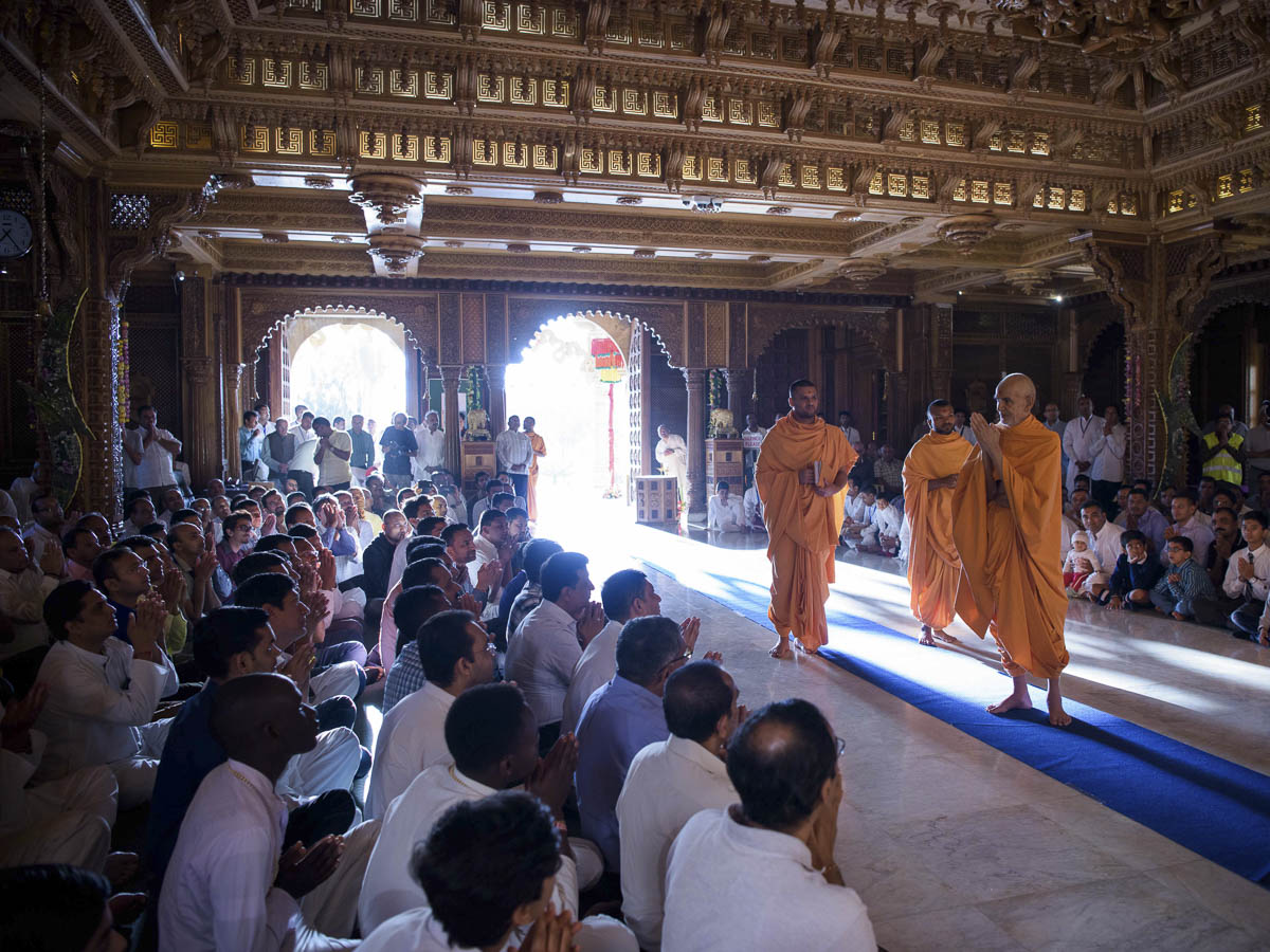 Devotees doing darshan of Param Pujya Mahant Swami Maharaj inside the mandir, 22 Mar 2017