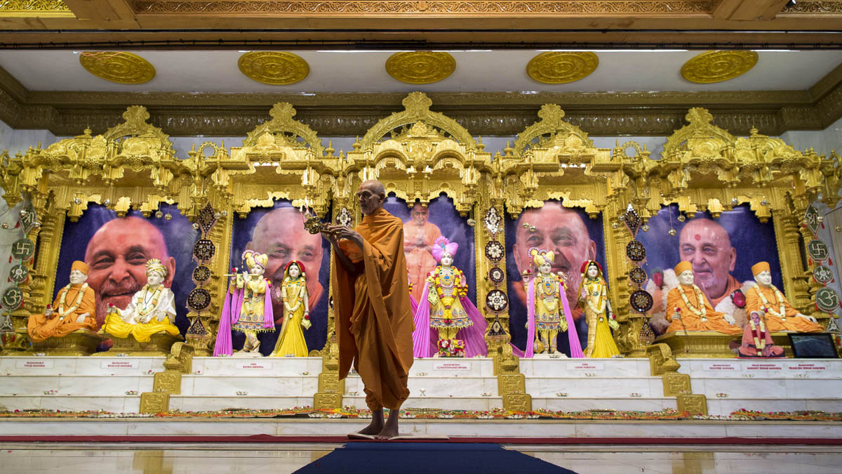 Param Pujya Mahant Swami Maharaj performs shangar arti, 22 Mar 2017