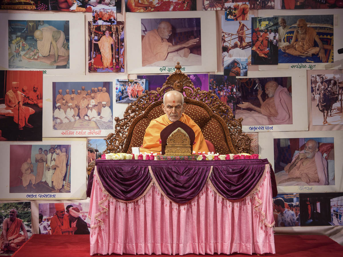 Param Pujya Mahant Swami Maharaj performs his morning puja, 22 Mar 2017