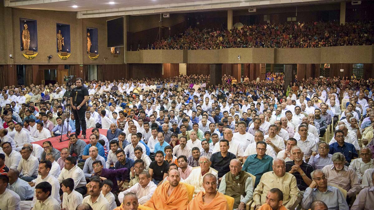 Devotees during the evening assembly, 22 Mar 2017