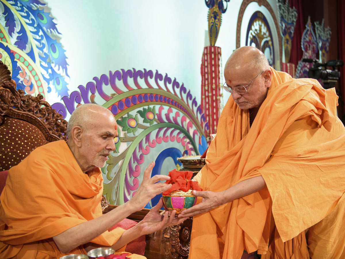 Param Pujya Mahant Swami Maharaj performs pujan of Pramukh Swami Maharaj's asthipushpa kalash, 22 Mar 2017