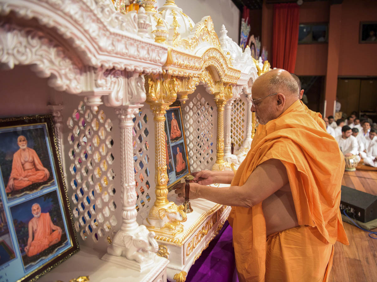 Pujya Ishwarcharan Swami performs pujan of ghar mandirs, 23 Mar 2017