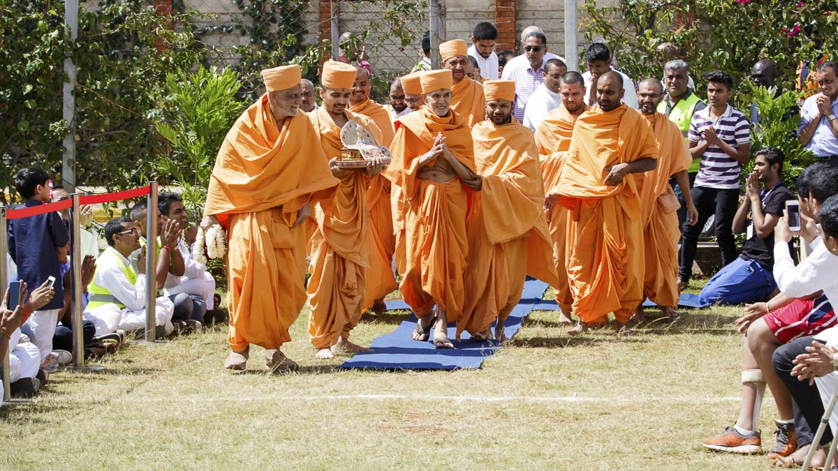 Param Pujya Mahant Swami Maharaj departs from Nairobi, 23 Mar 2017