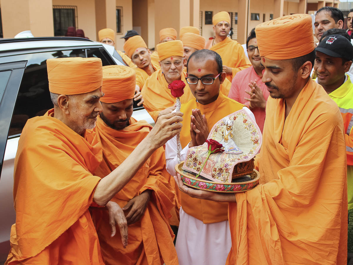 Param Pujya Mahant Swami Maharaj arrives at BAPS Shri Swaminarayan Mandir, Lenasia, 23 Mar 2017