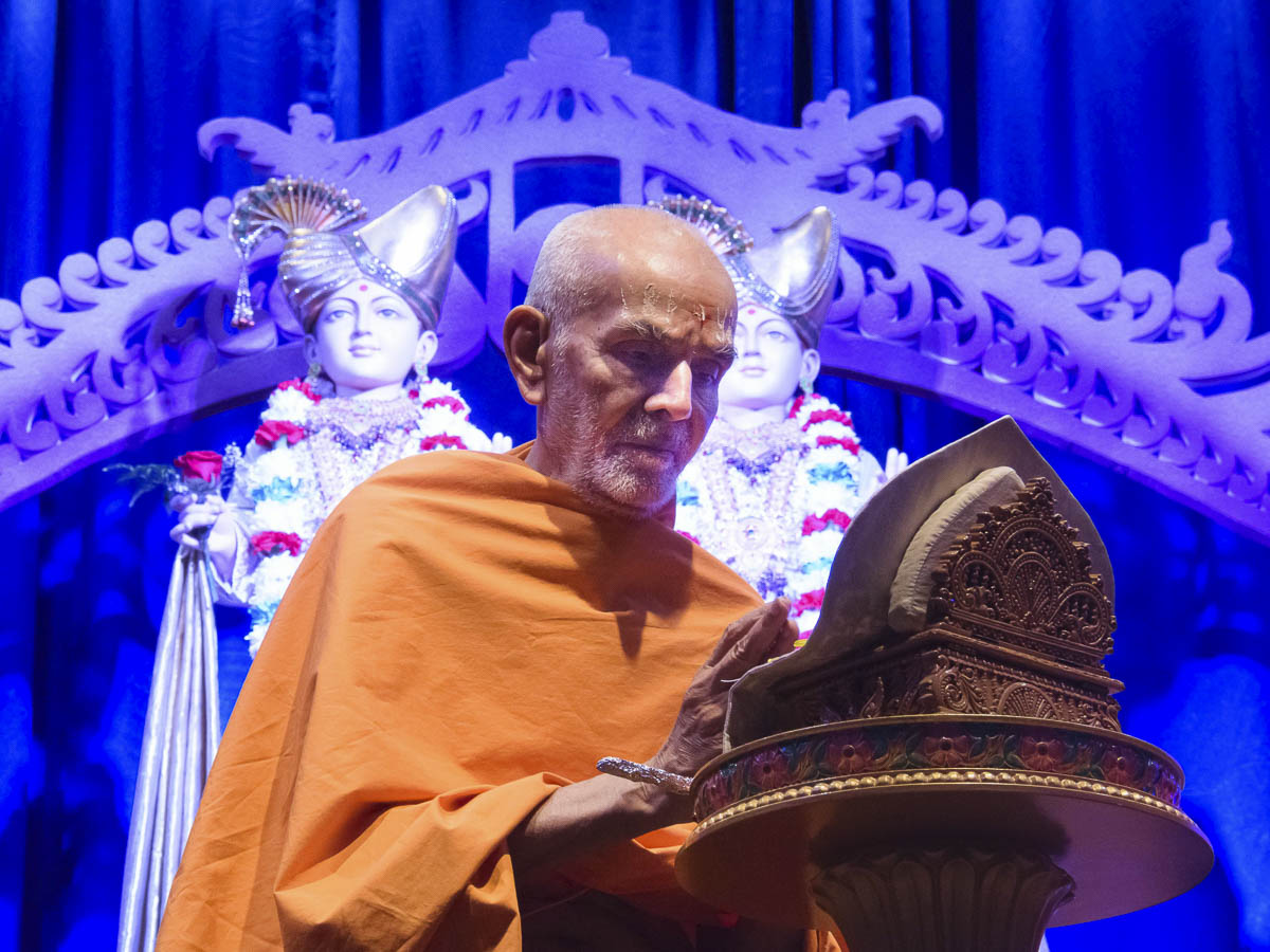 Param Pujya Mahant Swami Maharaj engrossed in darshan of Thakorji, 23 Mar 2017