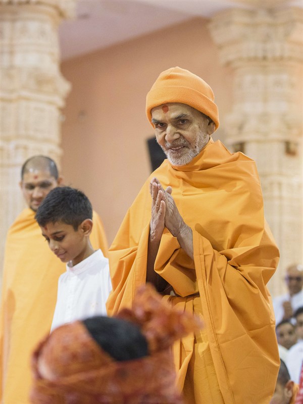Param Pujya Mahant Swami Maharaj greets devotees with 'Jai Swaminarayan', 24 Mar 2017