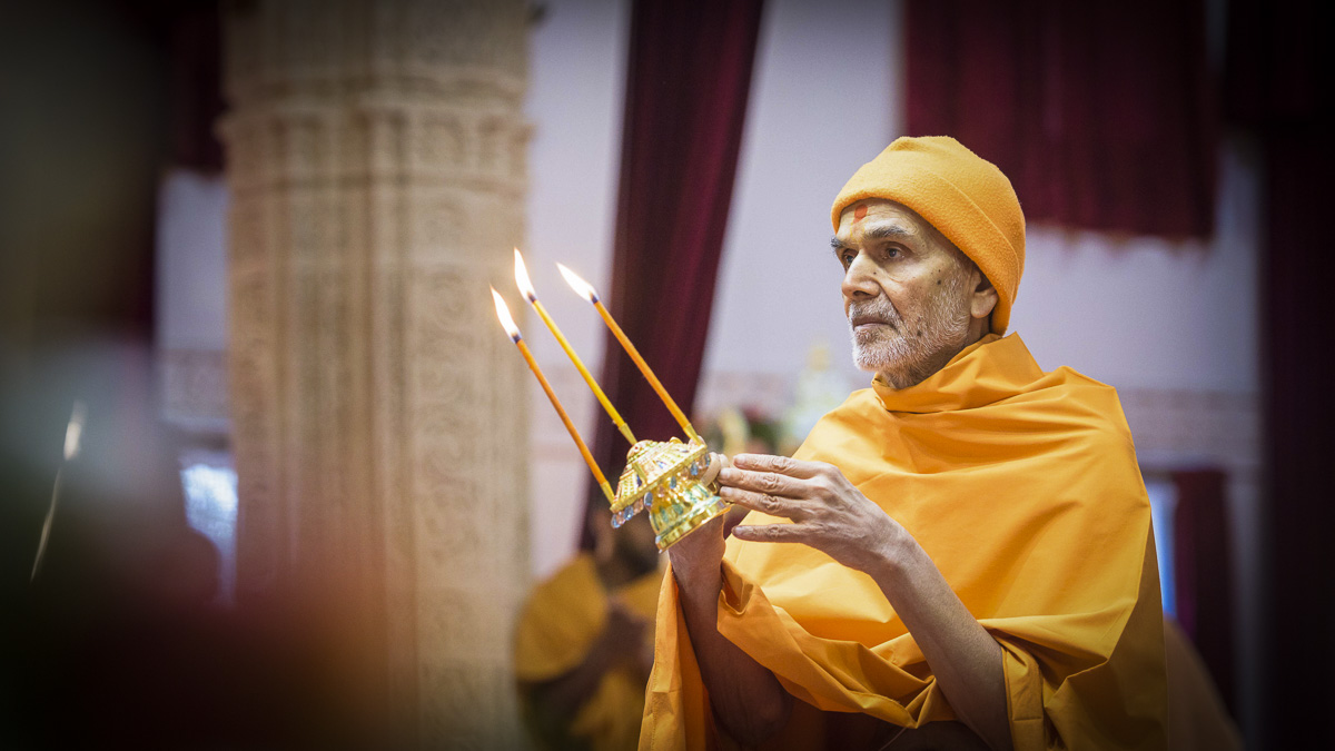 Param Pujya Mahant Swami Maharaj performs morning arti, 24 Mar 2017