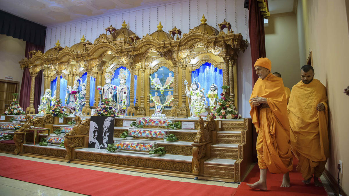 Param Pujya Mahant Swami Maharaj performs pradakshina, 24 Mar 2017