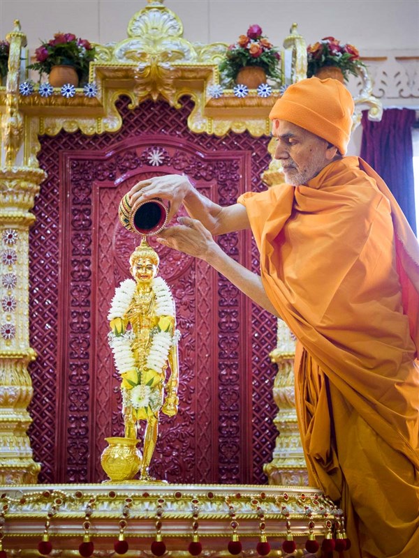 Param Pujya Mahant Swami Maharaj performs abhishek of Shri Nilkanth Varni, 24 Mar 2017