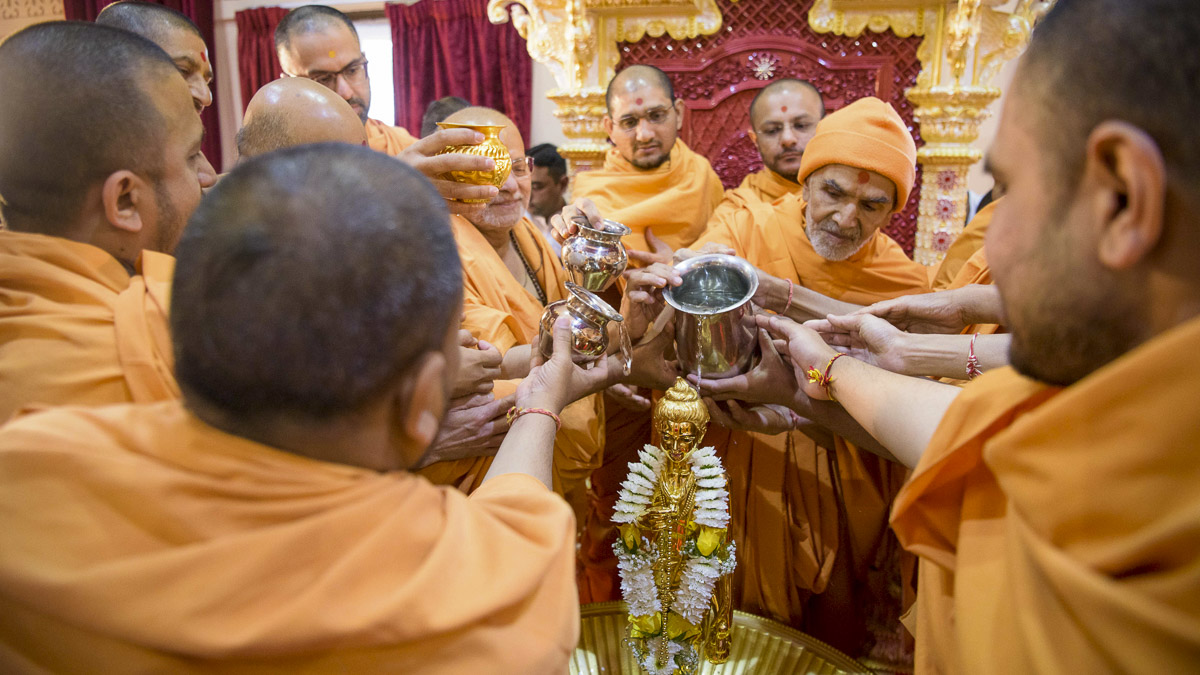 Param Pujya Mahant Swami Maharaj and sadhus perform abhishek of Shri Nilkanth Varni, 24 Mar 2017