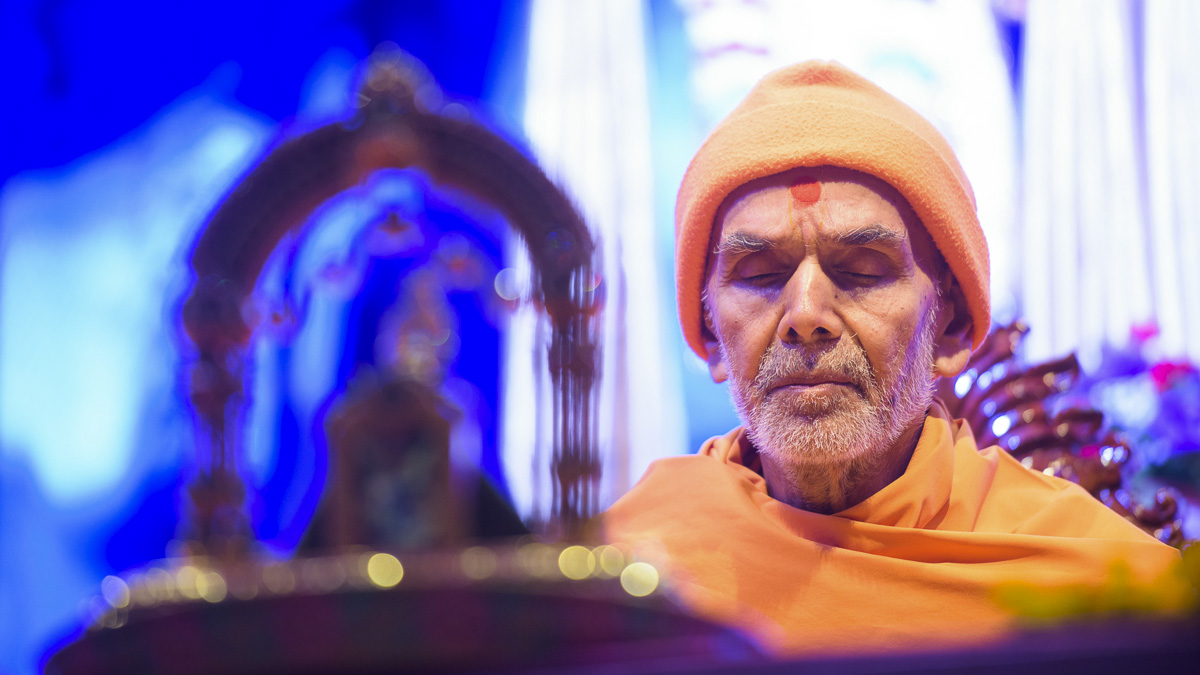 Param Pujya Mahant Swami Maharaj performs his morning puja, 24 Mar 2017