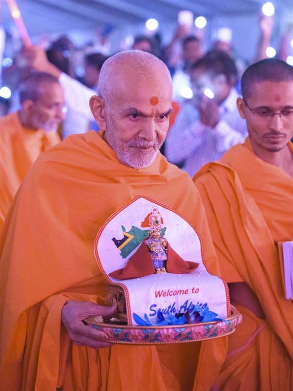 Param Pujya Mahant Swami Maharaj with Shri Harikrishna Maharaj, 24 Mar 2017