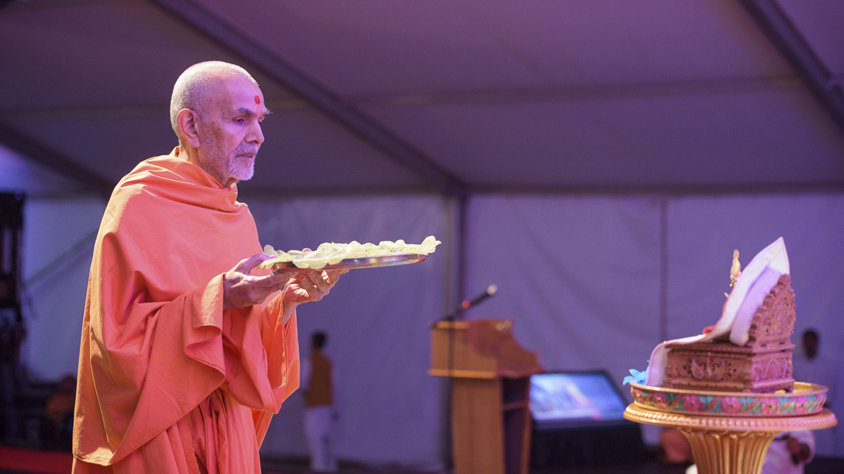 Param Pujya Mahant Swami Maharaj performs the evening arti, 24 Mar 2017