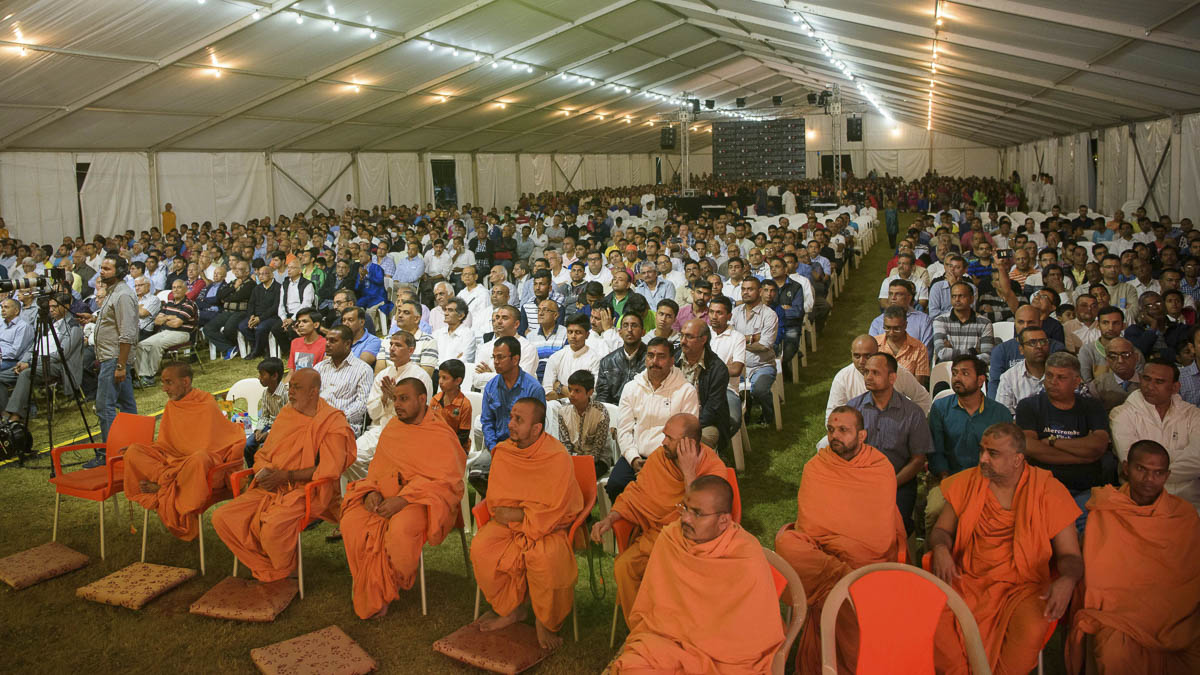 Sadhus and devotees during the assembly, 24 Mar 2017