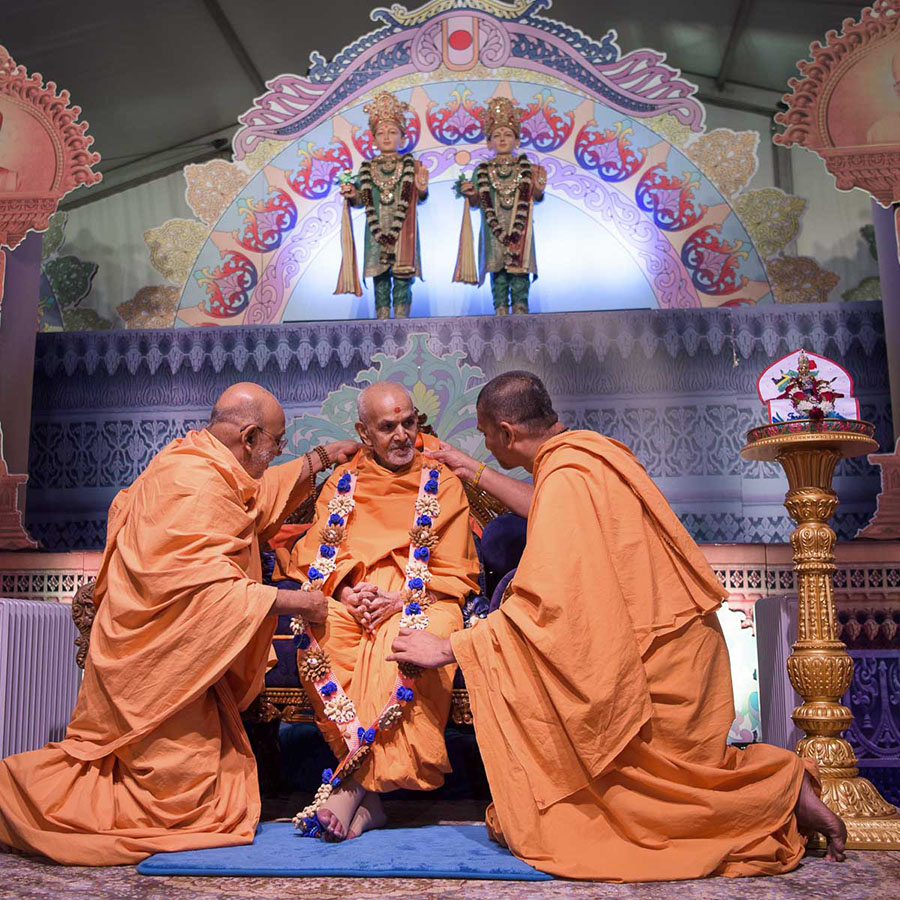 Sadhus honor Param Pujya Mahant Swami Maharaj with a garland, 24 Mar 2017