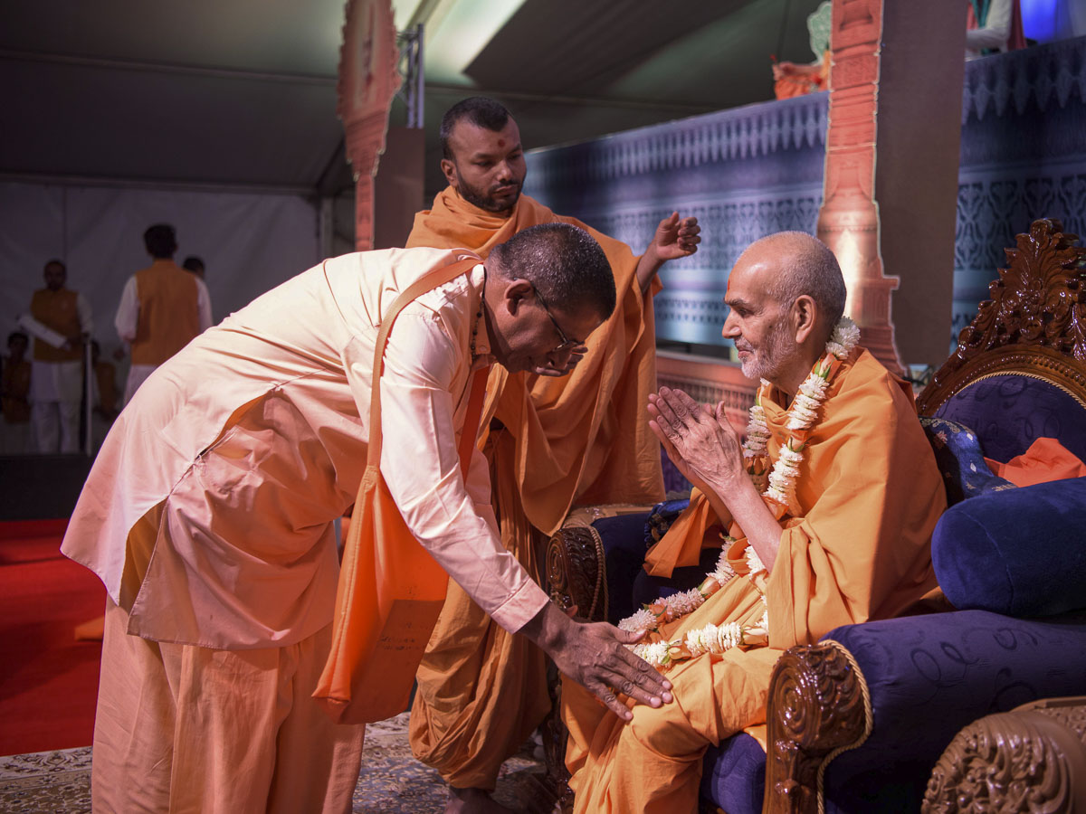 Param Pujya Mahant Swami Maharaj greets Swami Shivshankarananda from Sri Adi Sankara Ashram, 24 Mar 2017