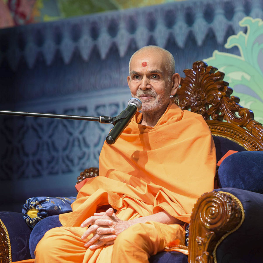 Param Pujya Mahant Swami Maharaj blesses the evening satsang assembly, 24 Mar 2017
