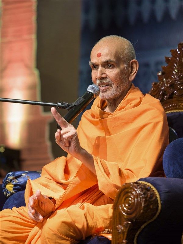 Param Pujya Mahant Swami Maharaj blesses the assembly, 24 Mar 2017