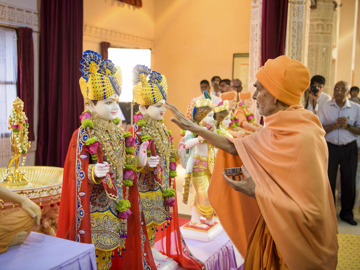 Param Pujya Mahant Swami Maharaj performs murti-pratishtha rituals of murtis for BAPS Shri Swaminarayan Mandir, Benoni, 25 Mar 2017