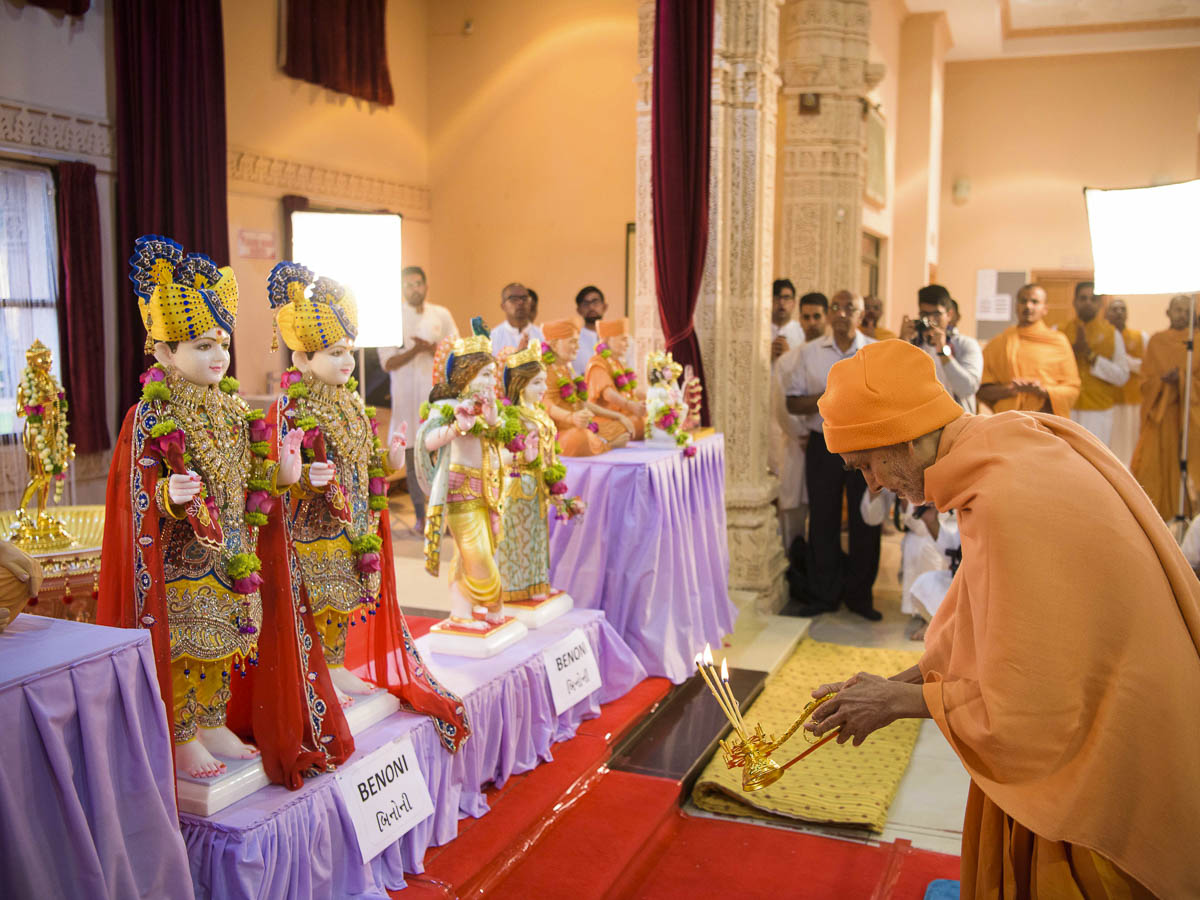 Param Pujya Mahant Swami Maharaj performs pratishtha arti, 25 Mar 2017