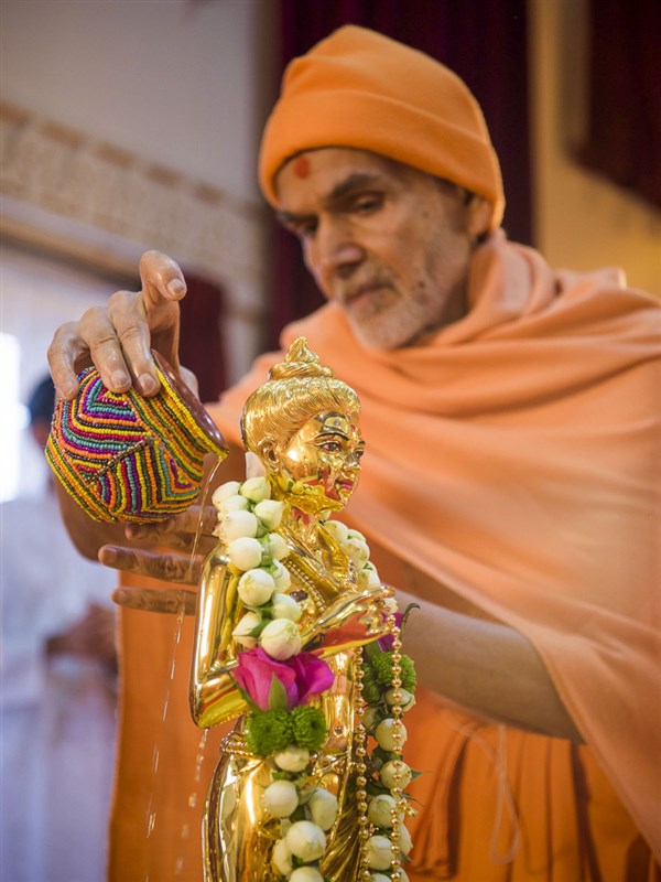 Swamishri performs abhishek of Shri Nilkanth Varni, 25 Mar 2017