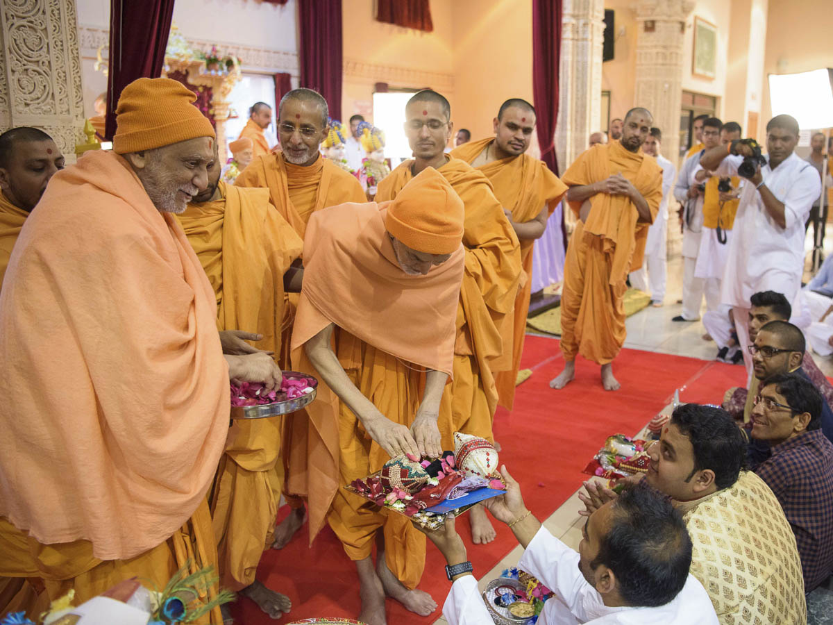 Swamishri blesses devotees, 25 Mar 2017