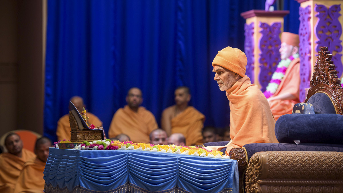 Swamishri performs his morning puja, 25 Mar 2017