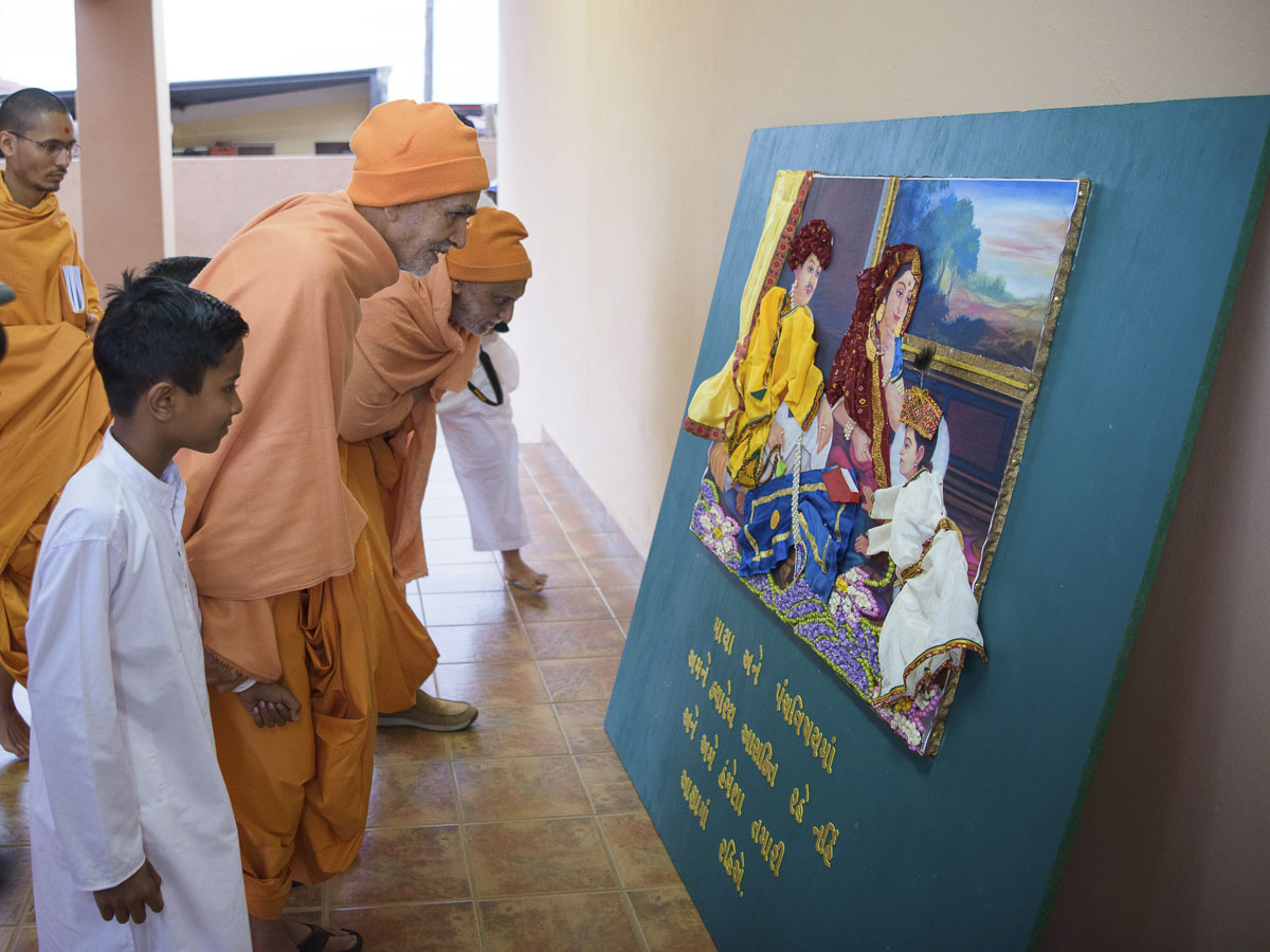 Param Pujya Mahant Swami Maharaj observes a painting, 26 Mar 2017