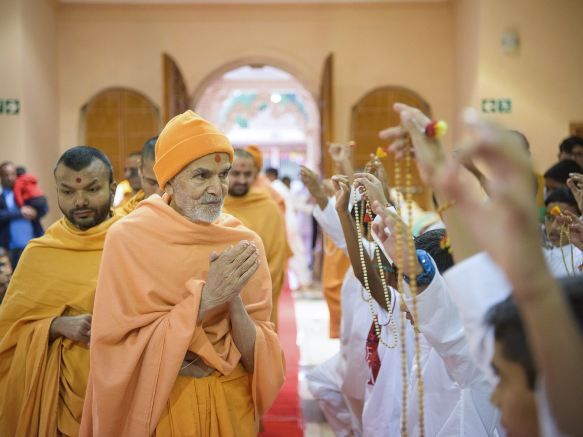 Param Pujya Mahant Swami Maharaj blesses children, 26 Mar 2017