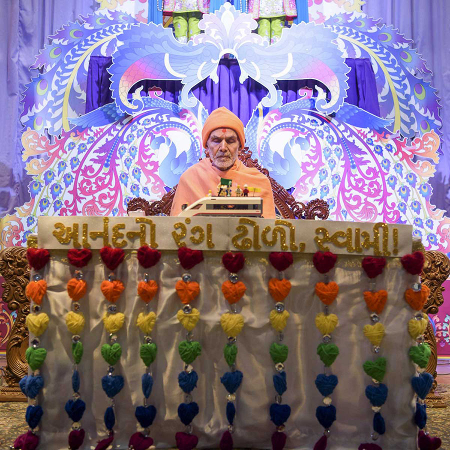 Param Pujya Mahant Swami Maharaj performs his morning puja, 26 Mar 2017