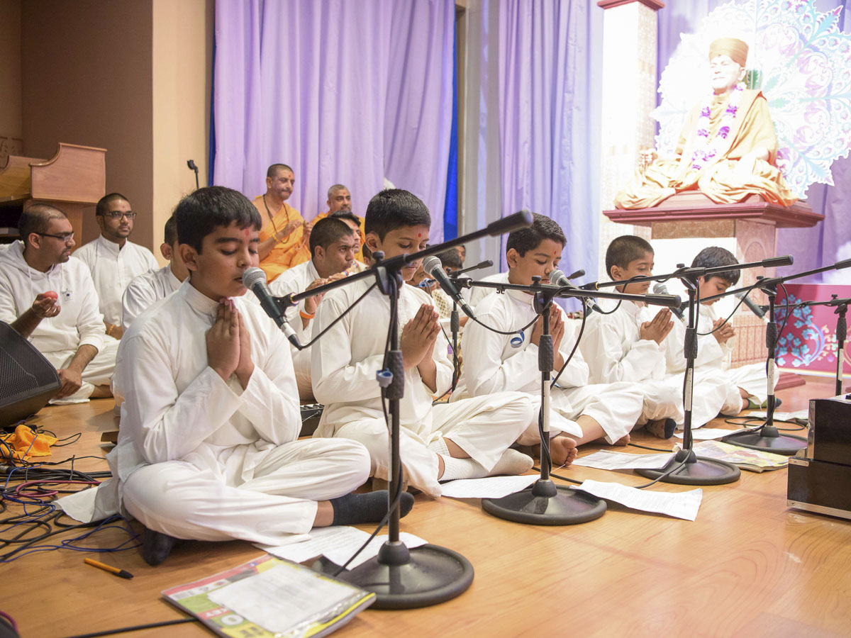 Children sing kirtans in Param Pujya Mahant Swami Maharaj's puja, 26 Mar 2017