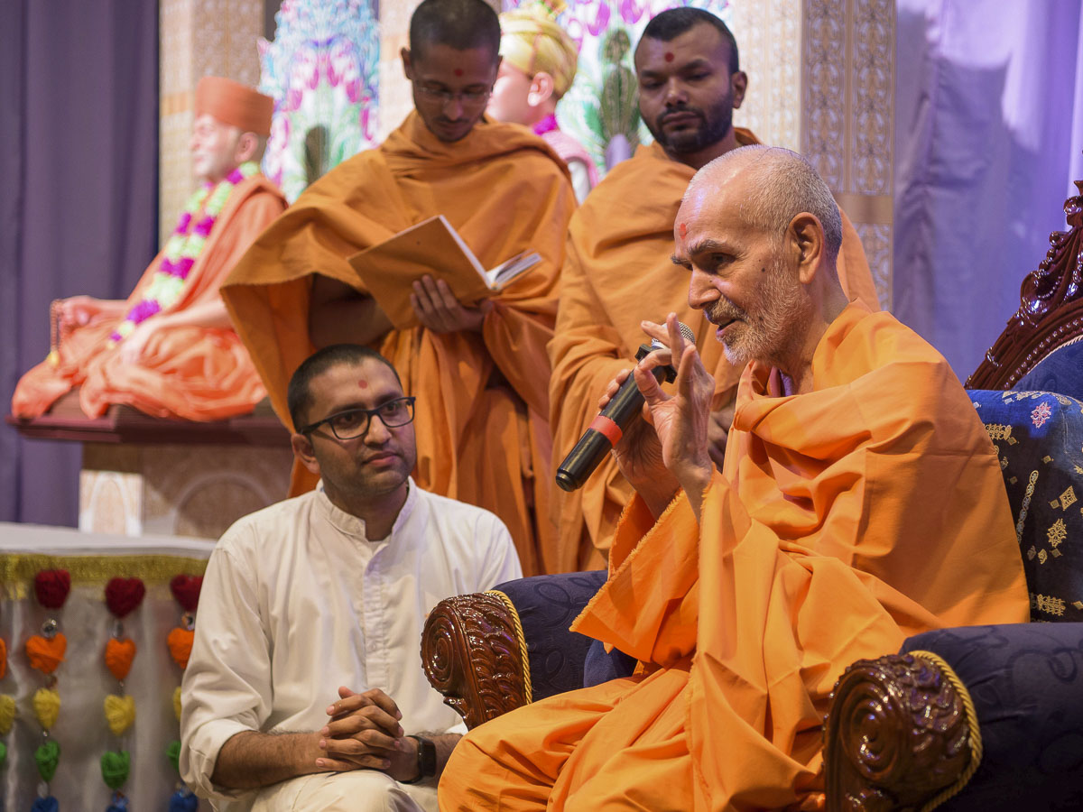 Param Pujya Mahant Swami Maharaj blesses devotees, 26 Mar 2017