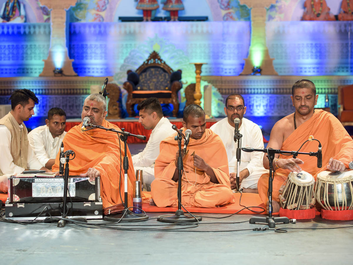 Sadhus and youths perform kirtan bhakti in the Bal Din assembly, 26 Mar 2017