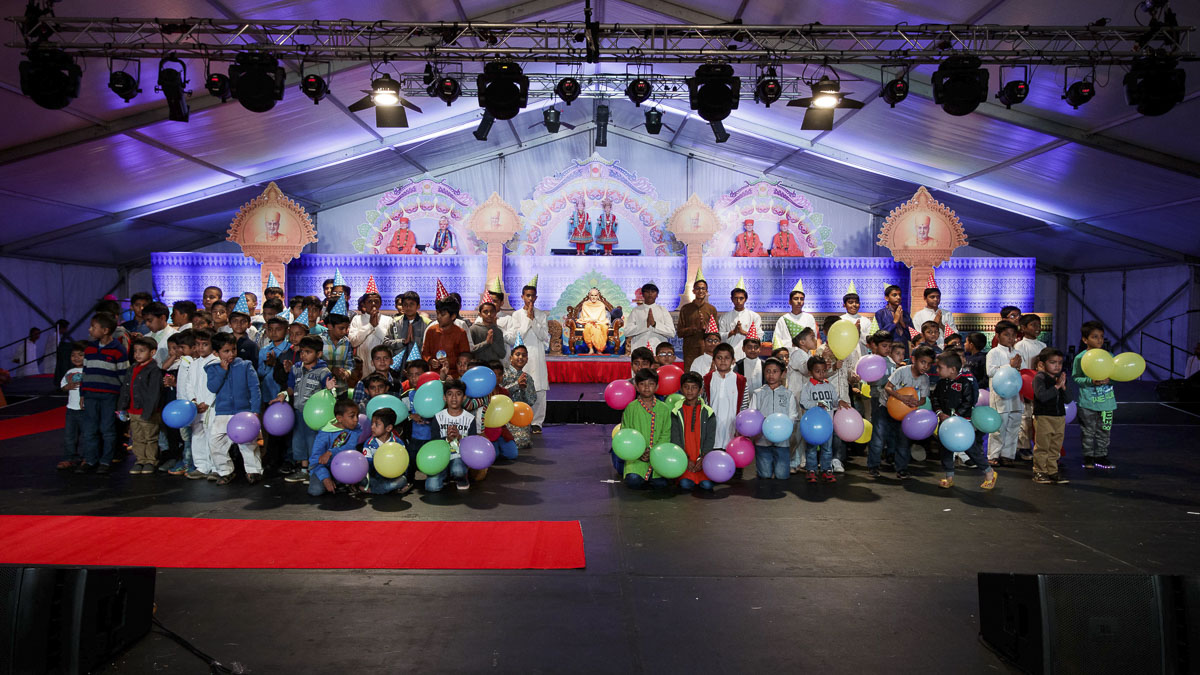Children and karyakars with Param Pujya Mahant Swami Maharaj, 26 Mar 2017