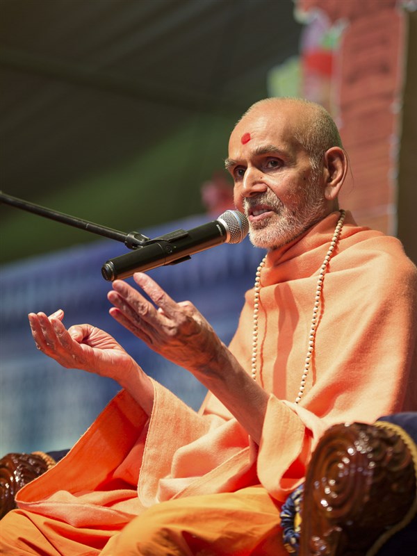 Swamishri blesses the Bal Din assembly, 26 Mar 2017