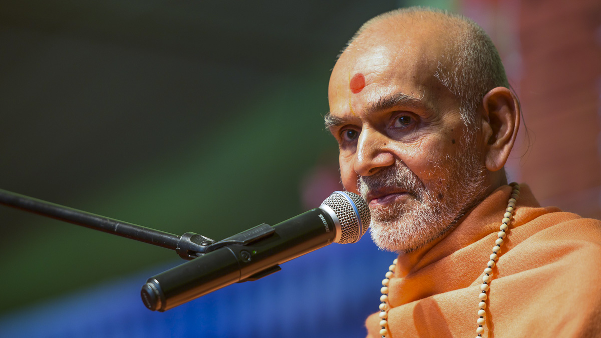 Swamishri blesses the assembly, 26 Mar 2017