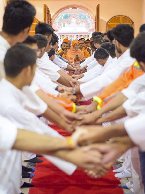 Kishores doing darshan of Param Pujya Mahant Swami Maharaj, 27 Mar 2017