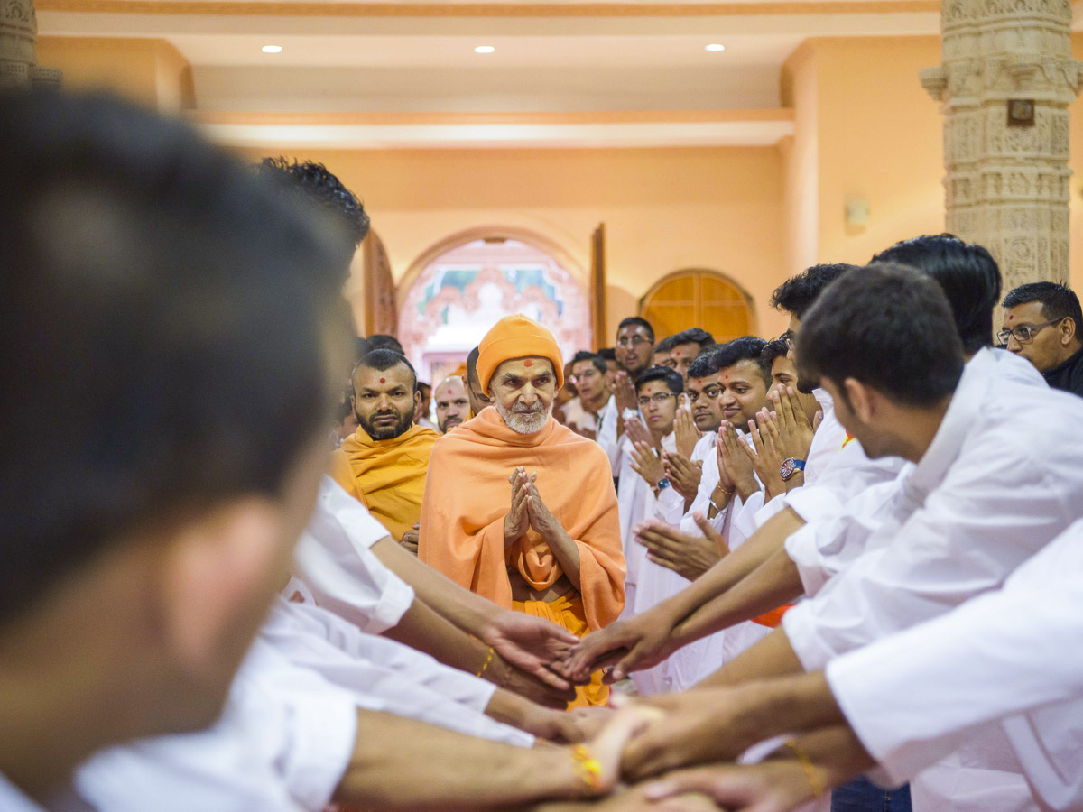 Param Pujya Mahant Swami Maharaj greets kishores with 'Jai Swaminarayan', 27 Mar 2017