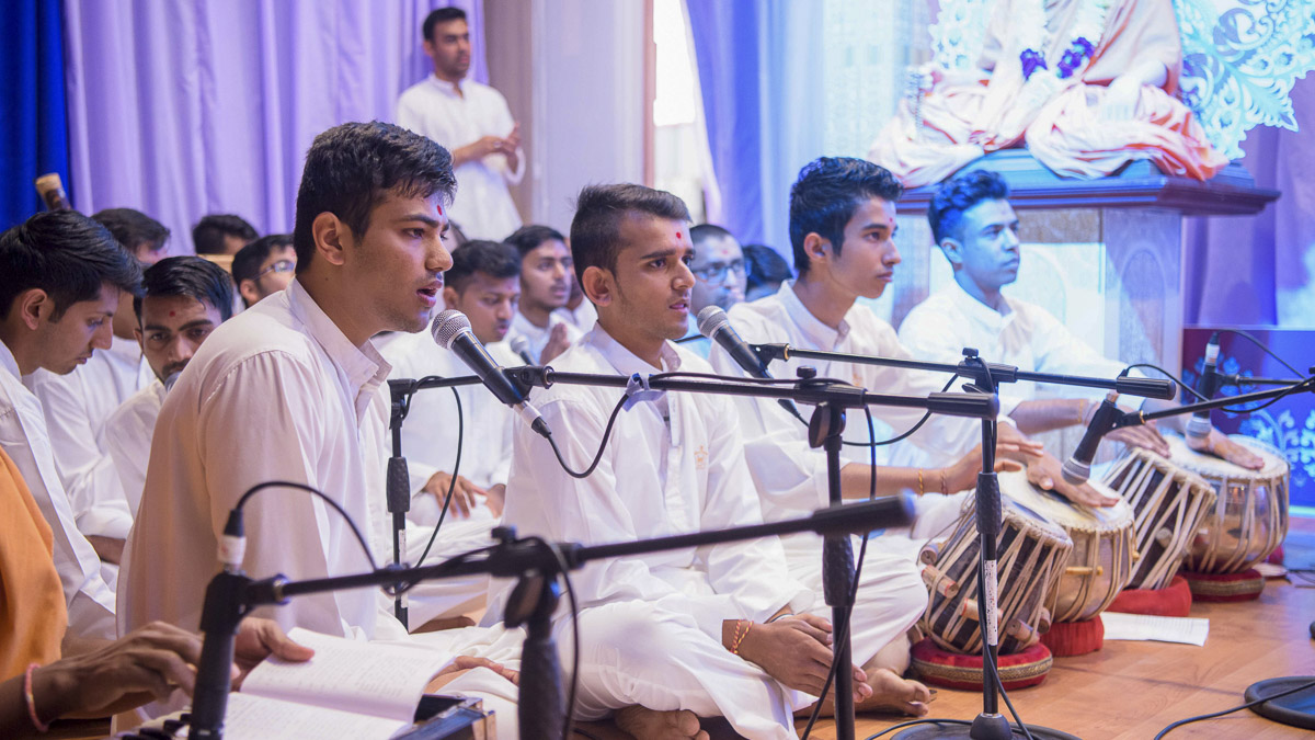 Kishores sing kirtans in Param Pujya Mahant Swami Maharaj's puja, 27 Mar 2017